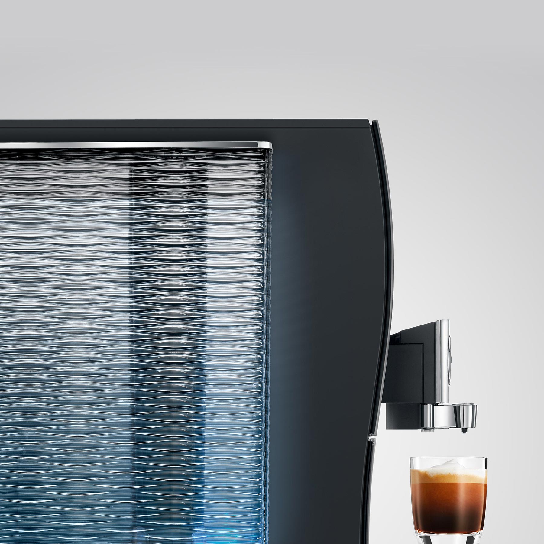Jura Z10 Aluminium Black — Cold Brew dans verre, détail