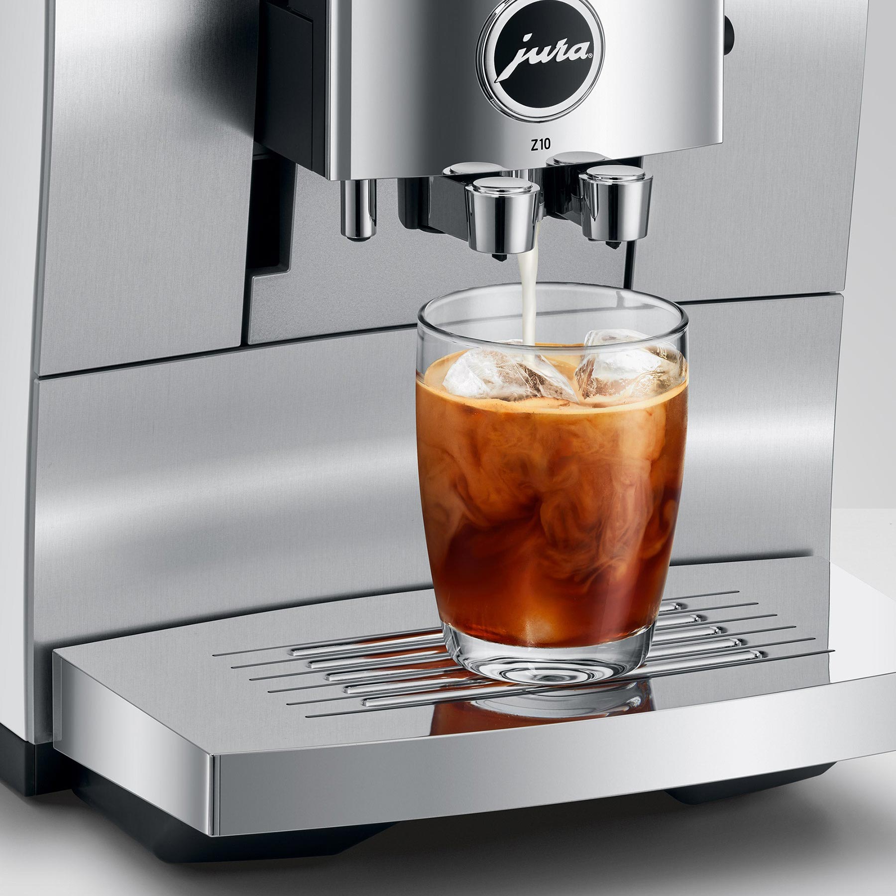Jura Z10 Aluminium White — Cold Brew dans verre, détail